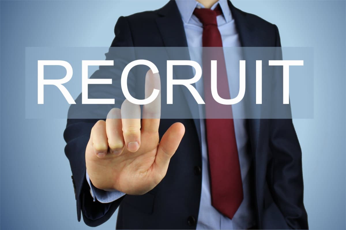 how to use social media to recruit